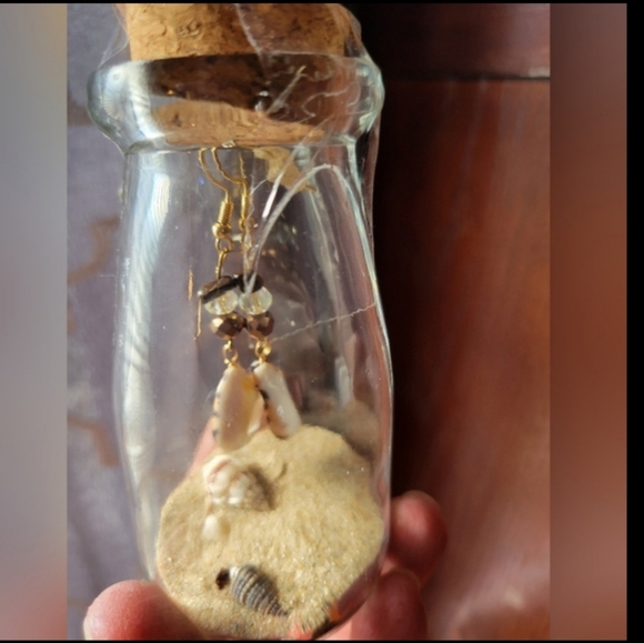 Nwot handcrafted shell dangle earrings for pierced ears gold tone - Picture 3 of 4